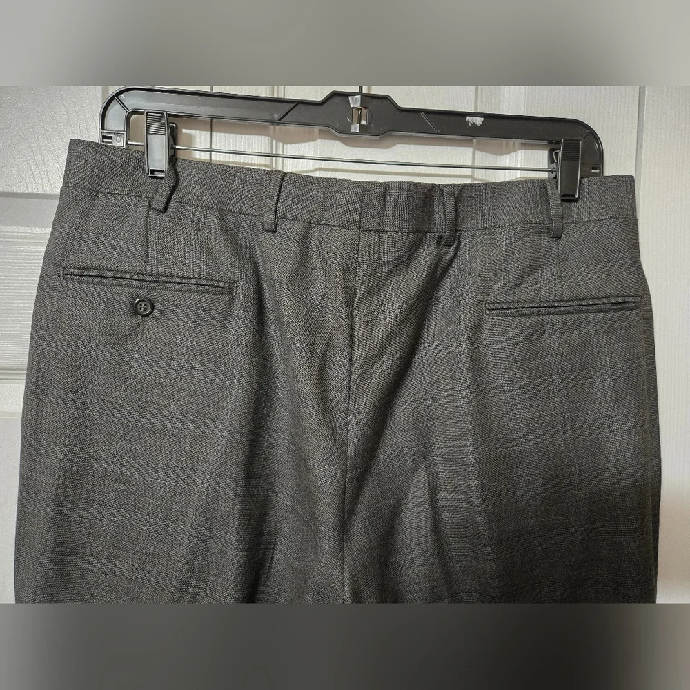 Gray Micro Plaid Design Business Suit, w/Pockets, Size 42 Reg/Pants 38, Like New